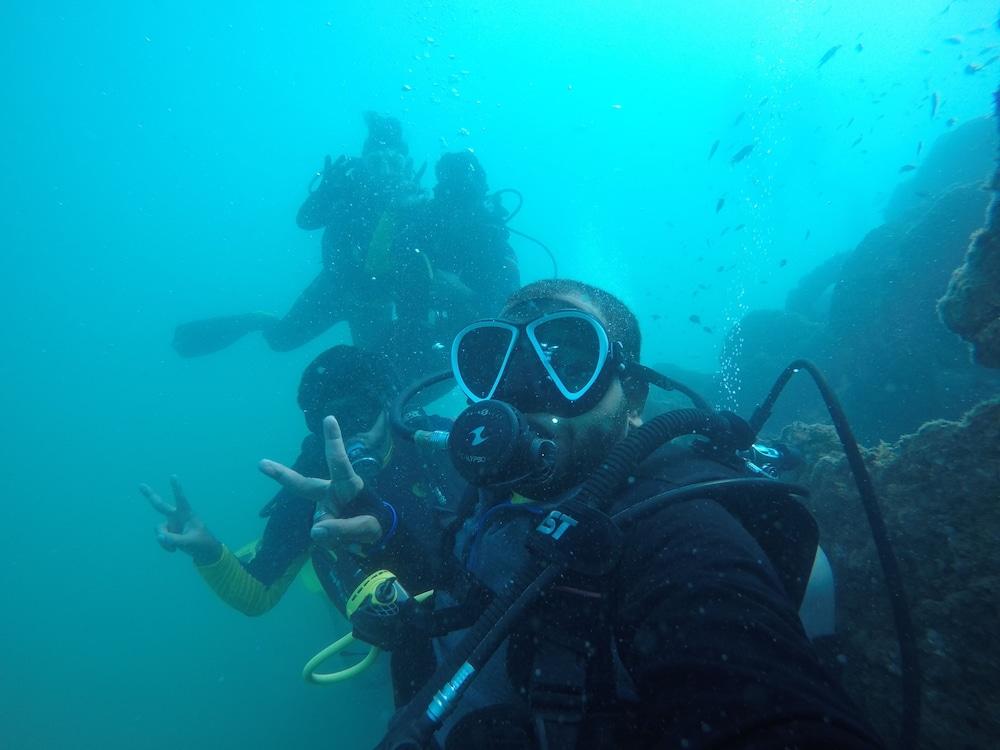ไฮแอท เซนตริก คันโดลิม กัว Hotel แคนโดลิม ภายนอก รูปภาพ Scuba divers on the wreck of the P29.